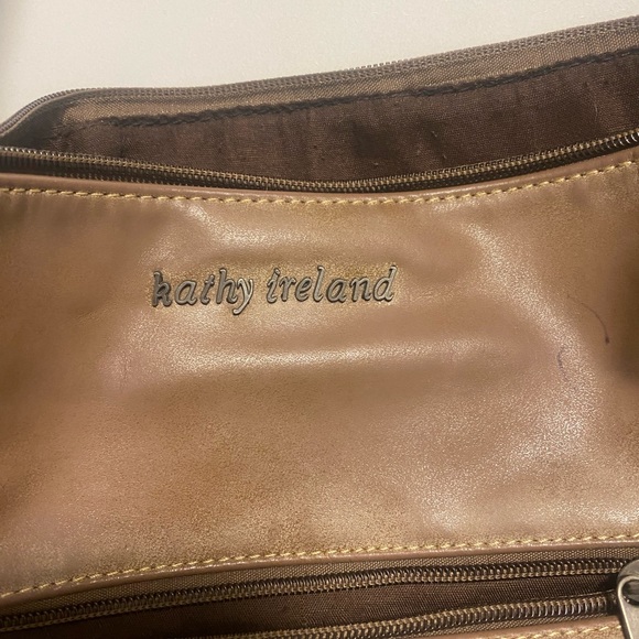 Brown large Cathy Ireland purse - Picture 2 of 5